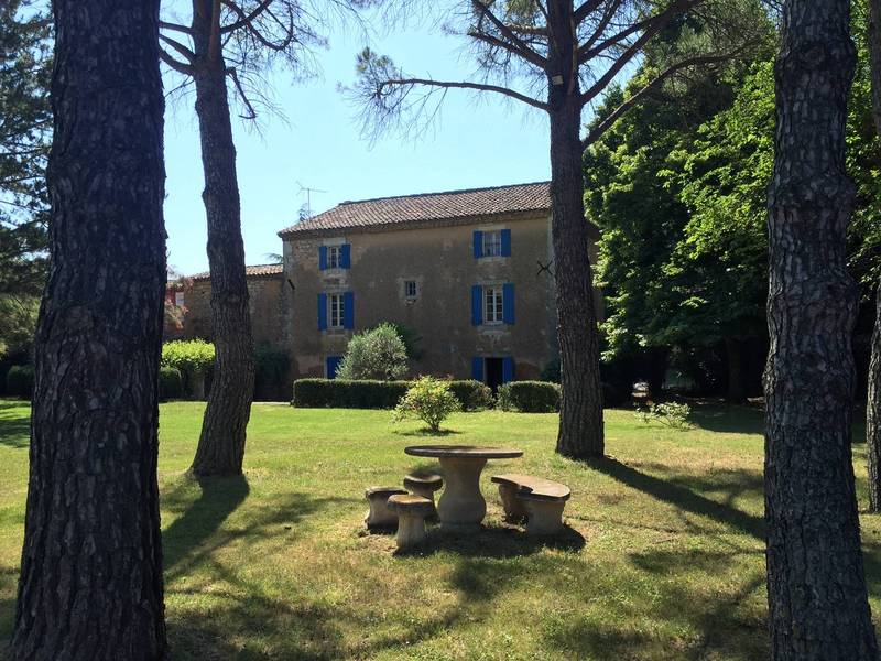 Bastide de caractère à vendre à Roussillon avec un jardin arboré et une piscine