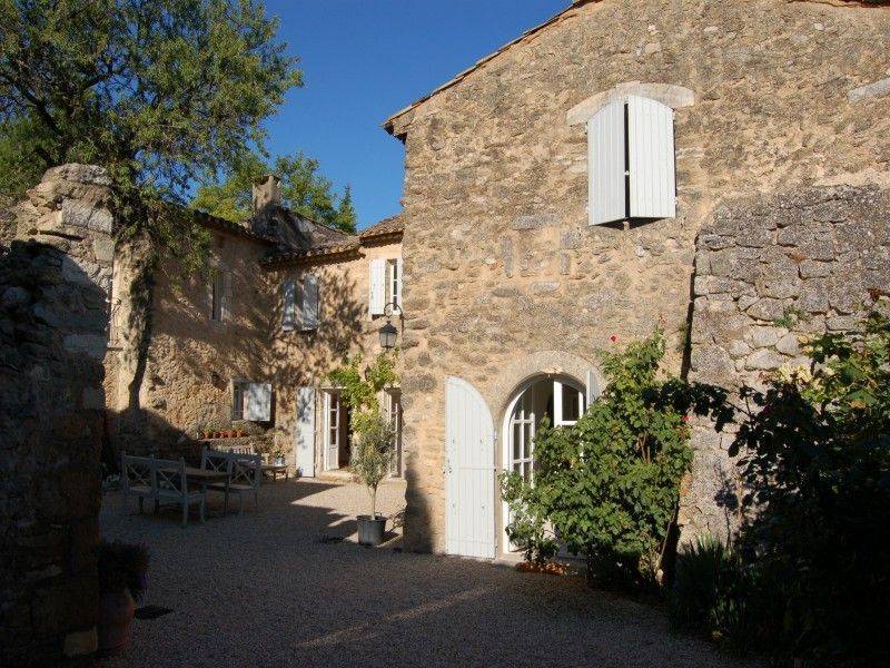 17 th century Provencal farmhouse for sale with a courtyard