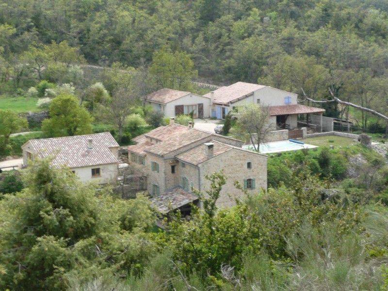 Hamlet for sale in Saignon with 3.6 hectares land