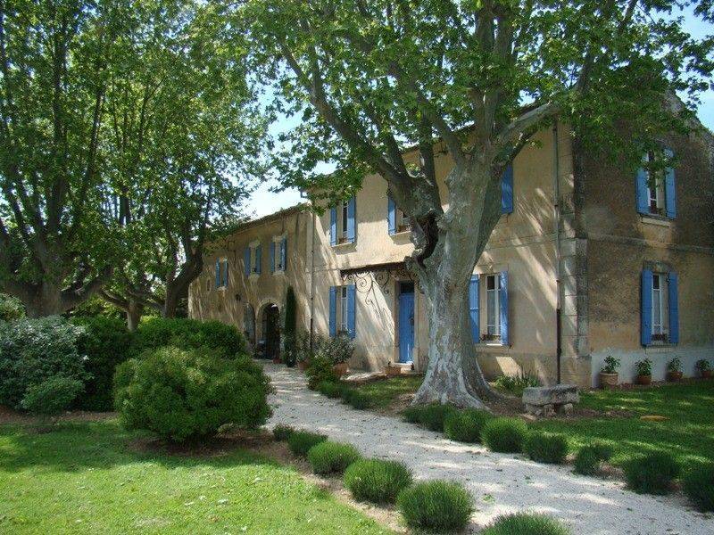 Bastide for sale in Gordes with its inner courtyard