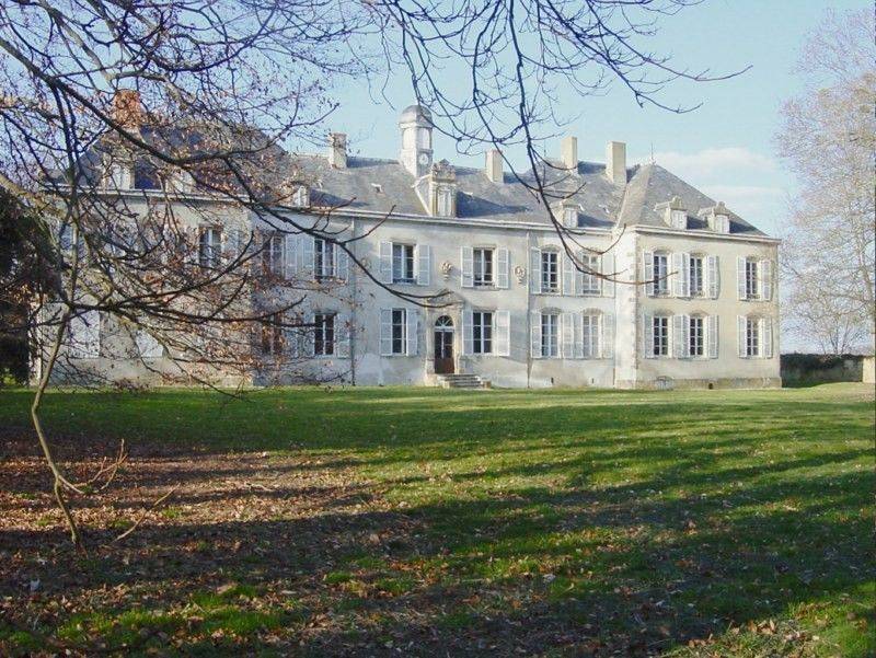 Castle for sale in Vichy with a nice planted park