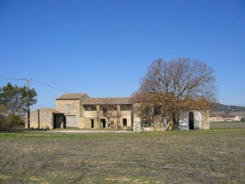 Farm house to restore for sale in Bonnieux with a nice view to the Lacoste castle