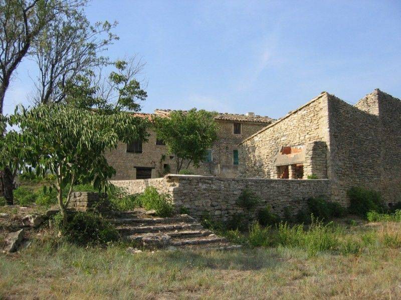 Farm house to restore for sale in Gordes with a nice view