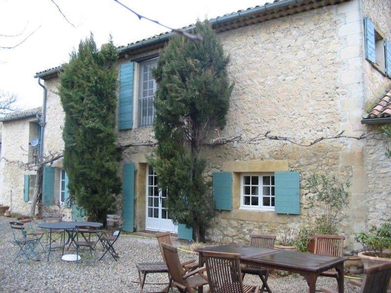 Farmhouse for sale in Provence with a garden, a swimming pool and a guest house 
