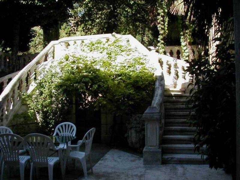 Mansion for sale in Uzès with a planted garden and a swimming pool