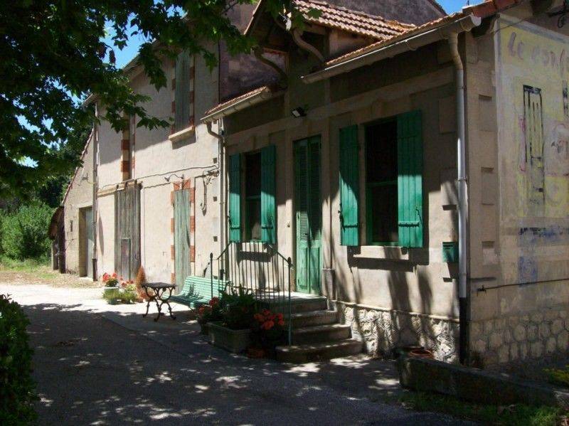 Farm house for restore for sale in the Alpilles with an apple orchard