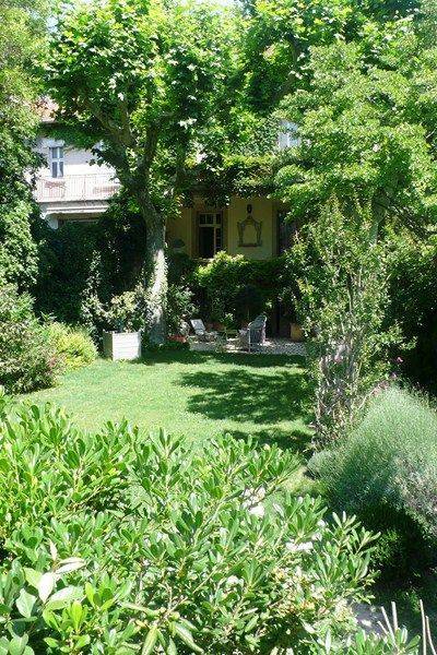 Mansion for sale in Avignon in the city center with a swimming pool and a garden