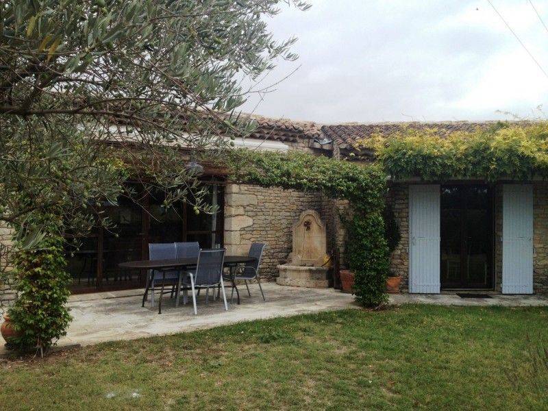 single storey house for sale in Gordes with a garden and a swimming pool 