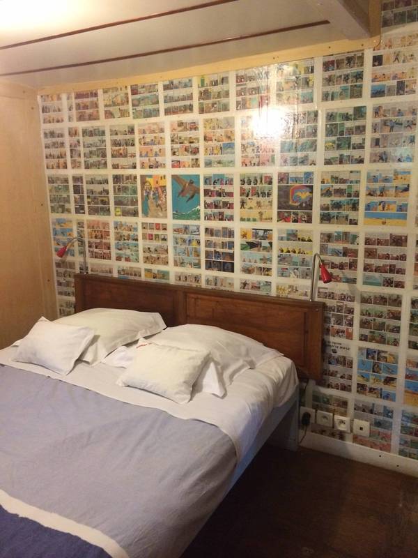 A vendre chambres d'hotes sur une péniche avec une déco faite de BD de Tintin