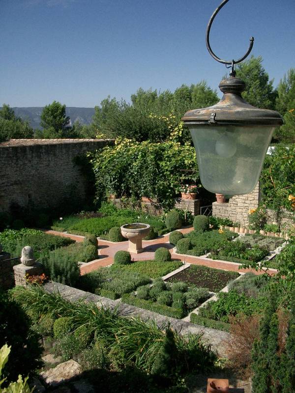 un jardin d'exception dans le Luberon est à la vente