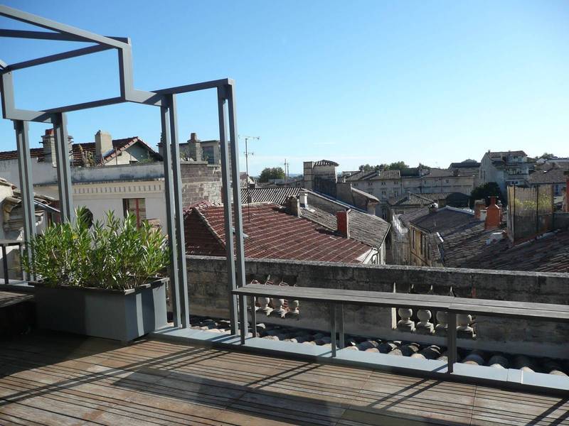 Vue panoramique sur les toits d'Avignon depuis cette terrasse d'immeuble à la vente Avignon intramuros