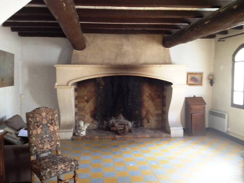 Salon avec cheminée dans ce mas à la vente à St Remy de Provence
