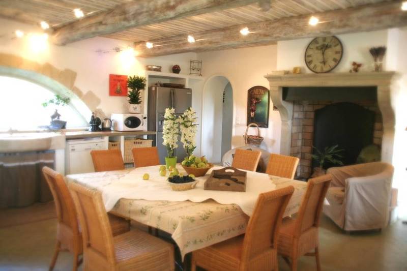 Vaste cuisine à vivre avec cheminée dans cette propriété à vendre par l'agence immobilière du Luberon