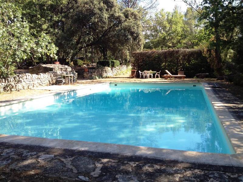 La piscine de la maison d'amis de cette propriété à vendre dans le Luberon