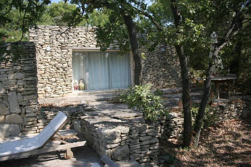 Gordes maison contemporaine en pierre à vendre avec une belle