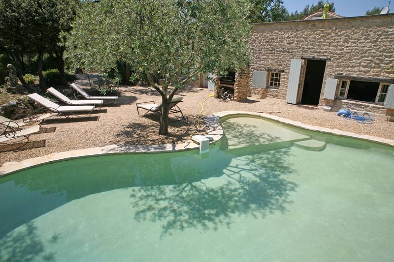 Ancienne bergerie restaurée à vendre à Menerbes avec jardin, piscine et belle vue sur le village