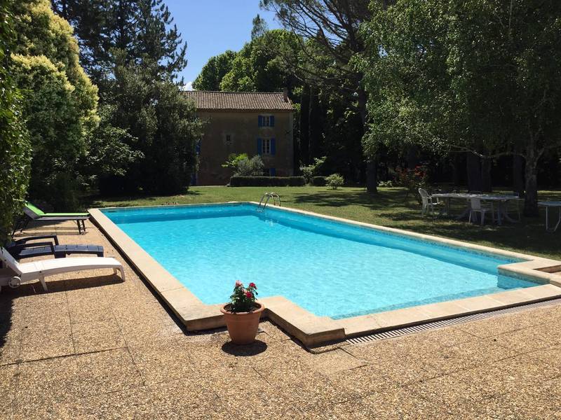 Bastide ancienne à vendre à Roussillon avec piscine et maison d'amis