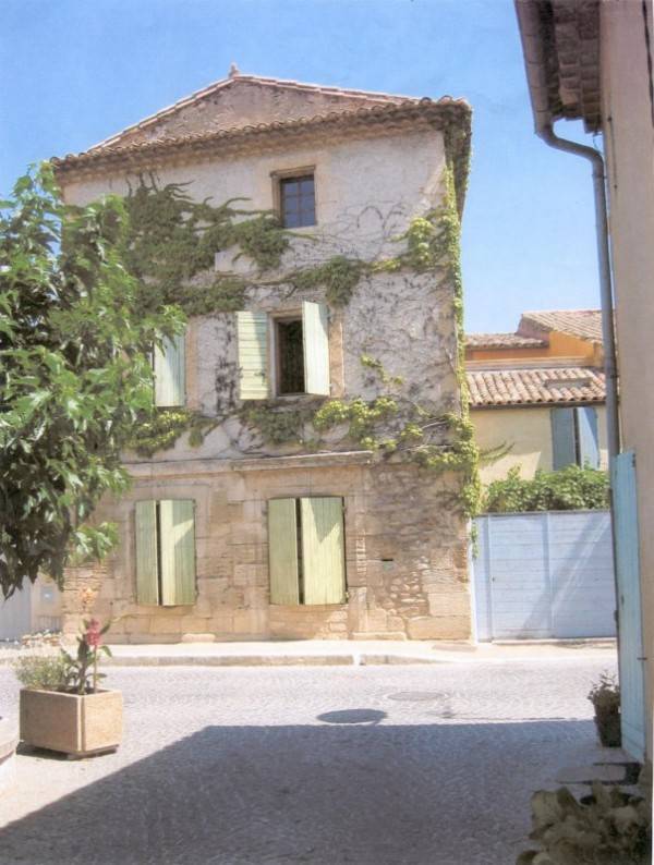 Maison de Village en Pierre à vendre à Robion au pied du Luberon avvec une cour intérieure et une terrasse