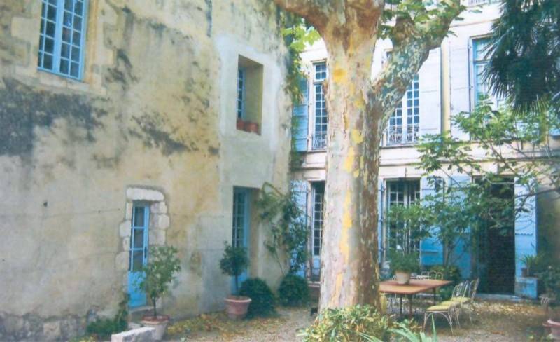 Hôtel particulier à vendre à Noves près de Saint Rémy de Provence dans les Alpilles avec un jardin arboré
