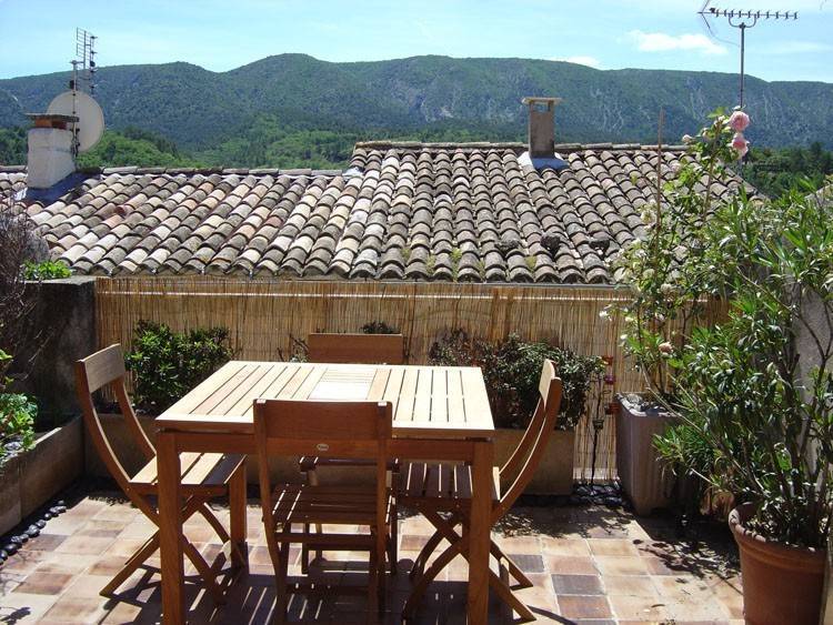 Maison de Village à vendre à Ménerbes avec une terrasse plein sud et une très belle vue sur la montagne du Luberon