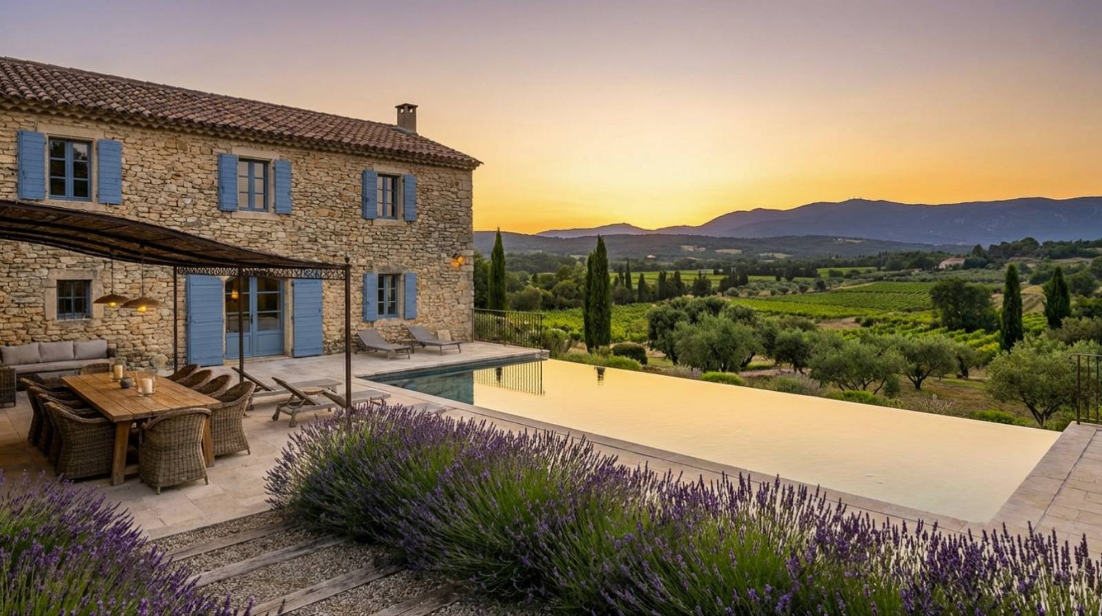 Restored 18th-century mill with swimming pool in the Luberon