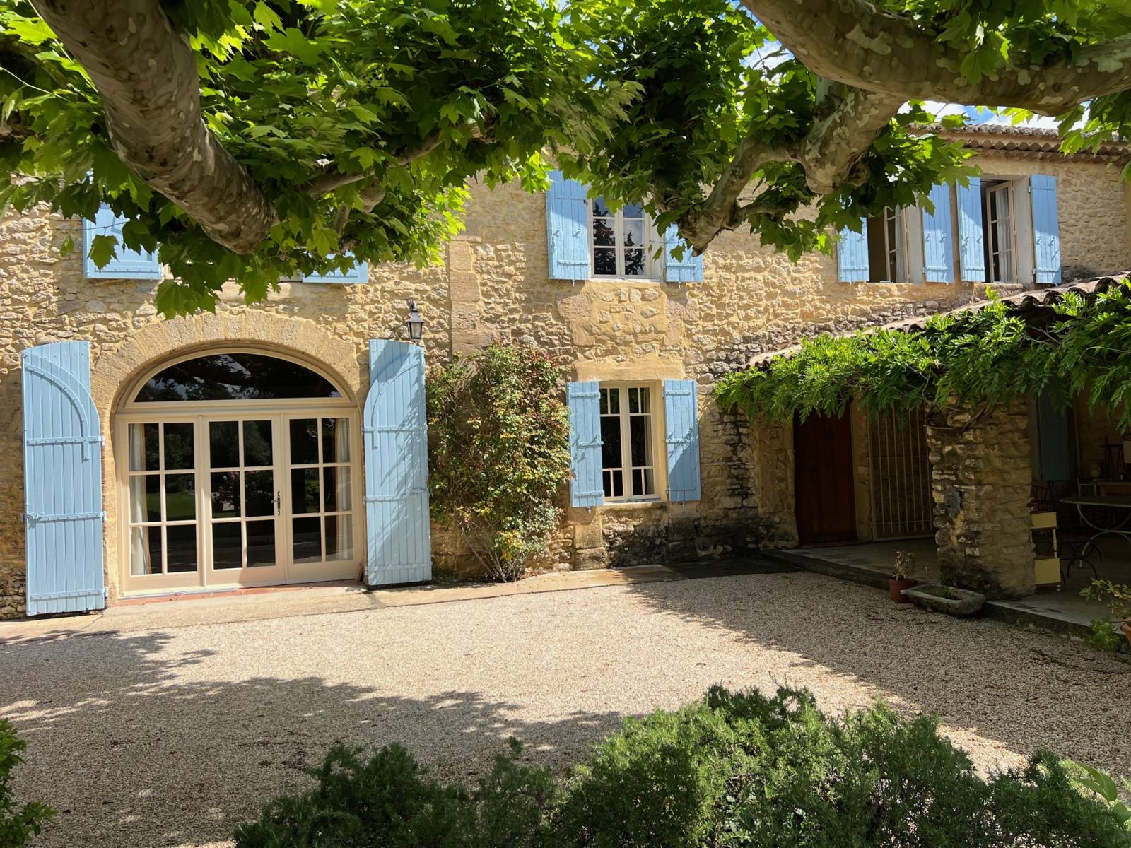 Stone farmhouse for sale in the Luberon