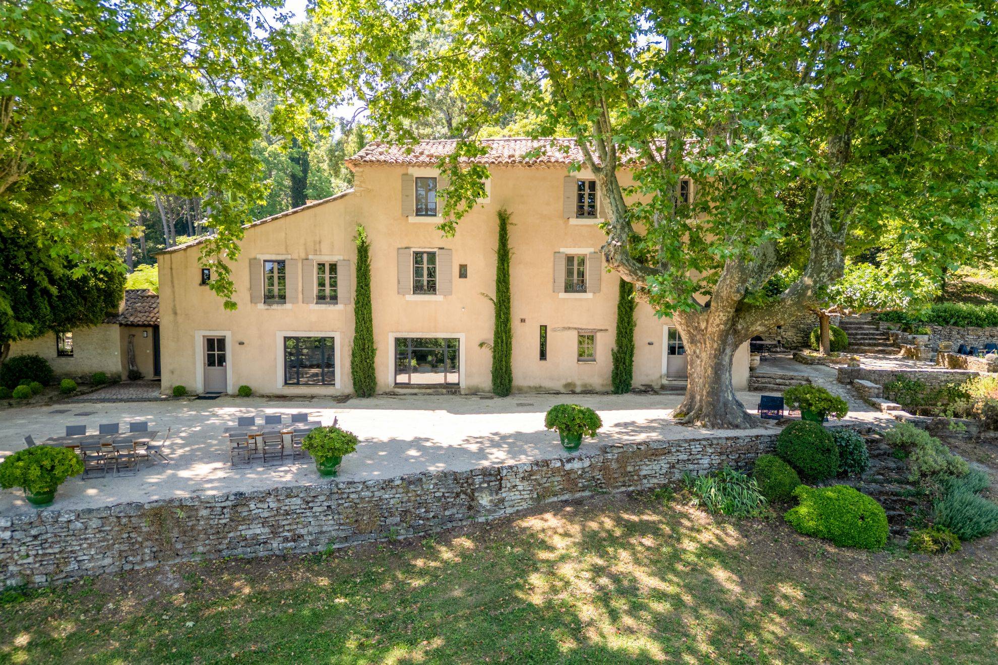 Luxury property for sale in the Luberon with a panoramic view 