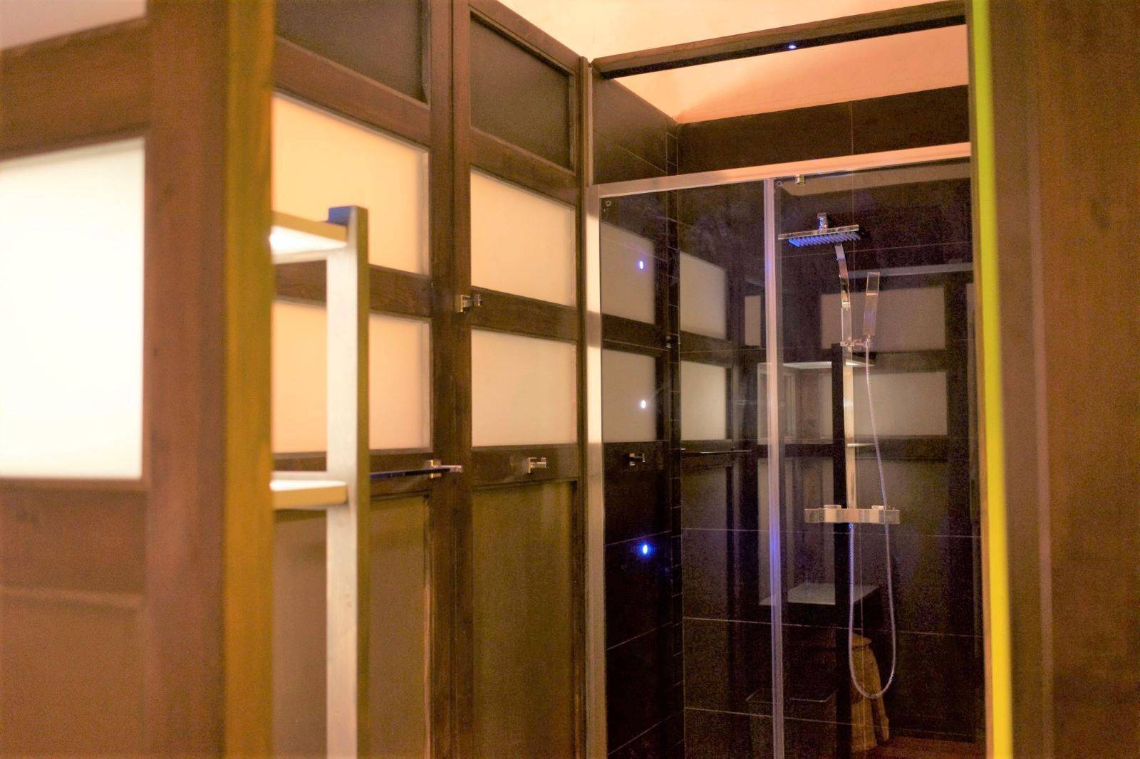 Loft for sale in Oppède with a courtyard garden with a jaccuzi