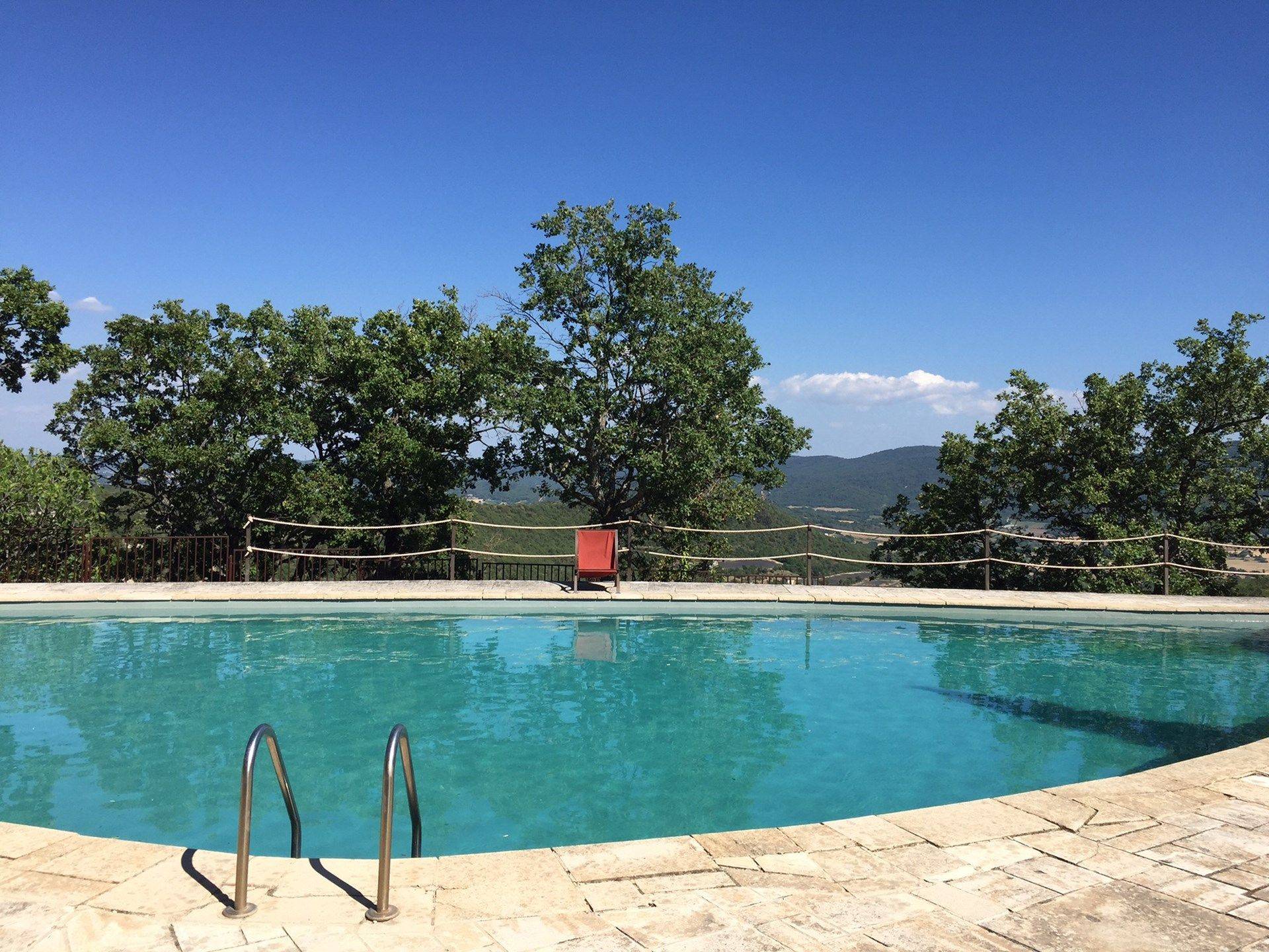 Piscine en copropriété avec vue panoramique