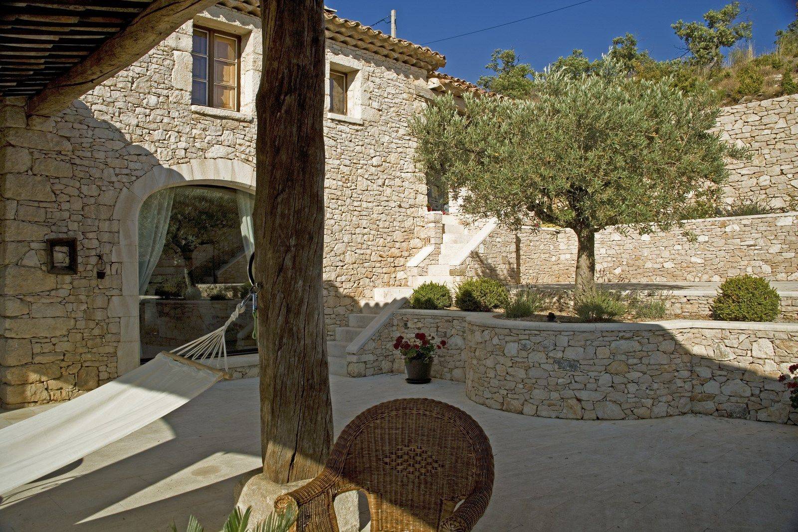 Simiane la Rotonde estate