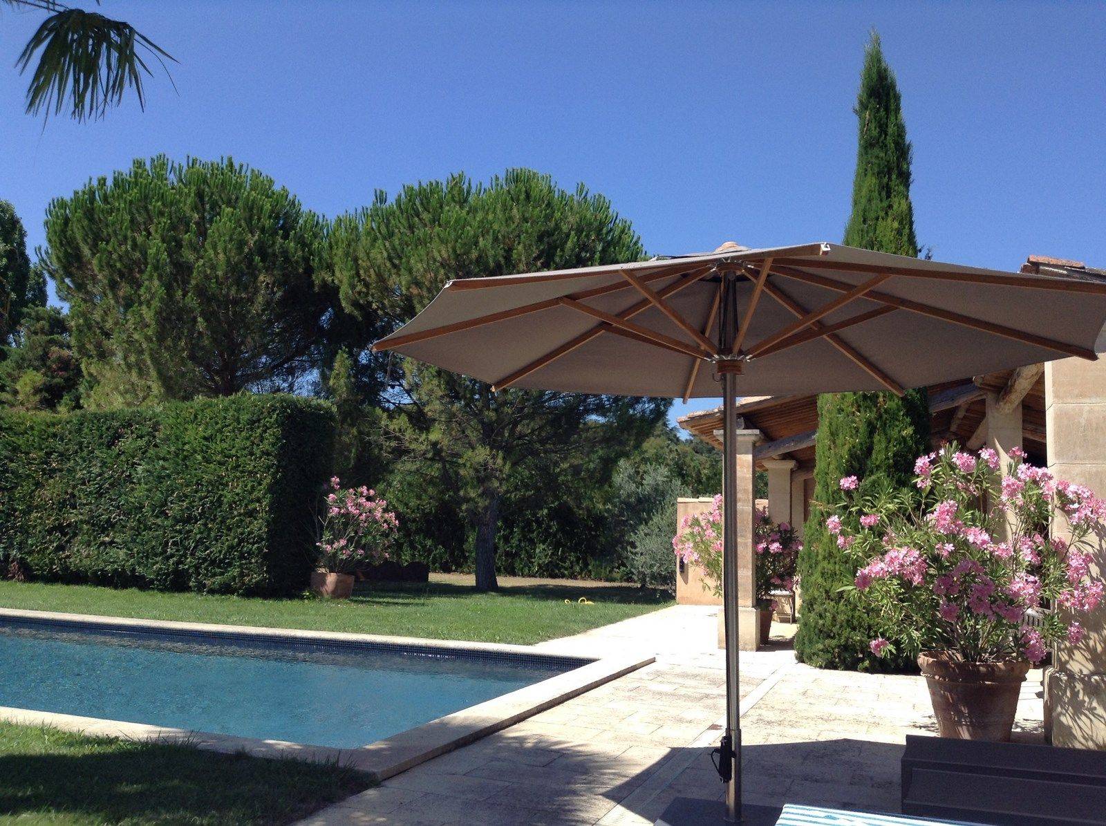 Piscine et pool house dans cette propriété à vendre à Menerbes