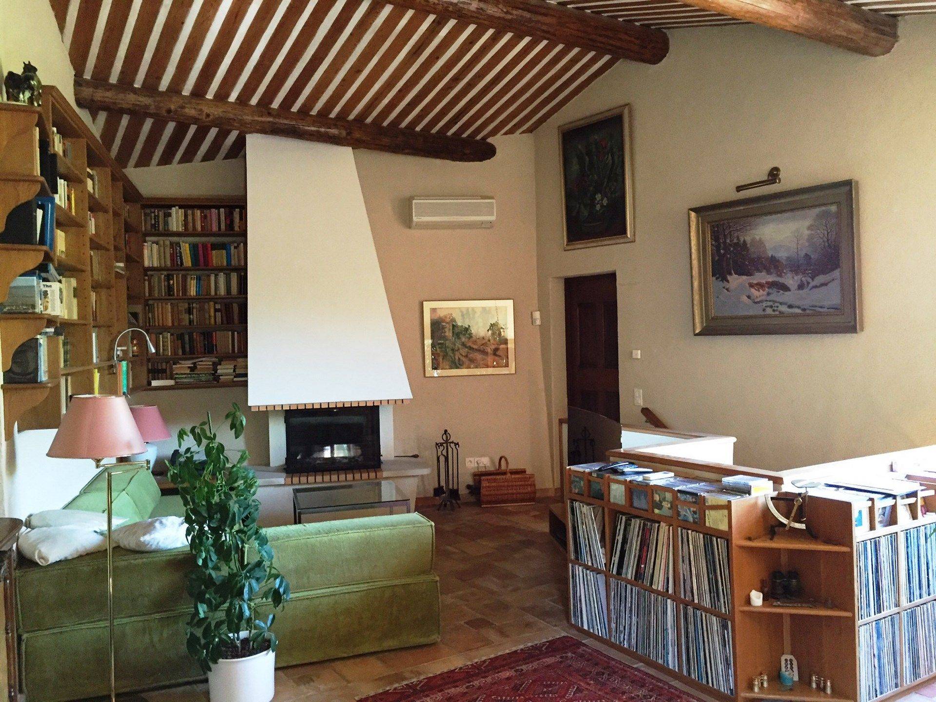 Renovated shepherd's house for sale in Oppède