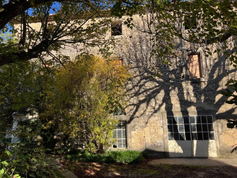Old silk manufactory for restore for sale in Ménerbes with a nice view to the village and 8500 sqm of cherry orchard