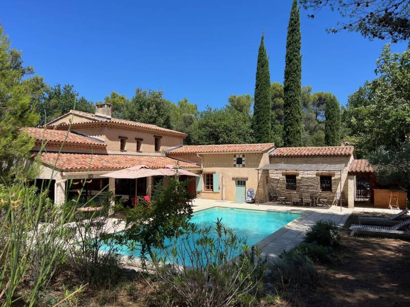 Contemporary single-story house for sale in Ménerbes with swimming pool